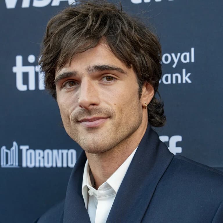 Jacob Elordi demonstrating slight negative canthal tilt